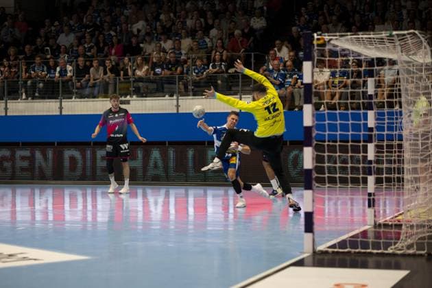 Vincent Buchner 74 ThSV Eisenach throws on goal, Niklas Theiß 9 HSG Wetzlar defends DAIKIN Handball ThSV Eisenach against HSG Wetzlar 20 09 2025 Copyright: xJoshuaxHildebrandtx
