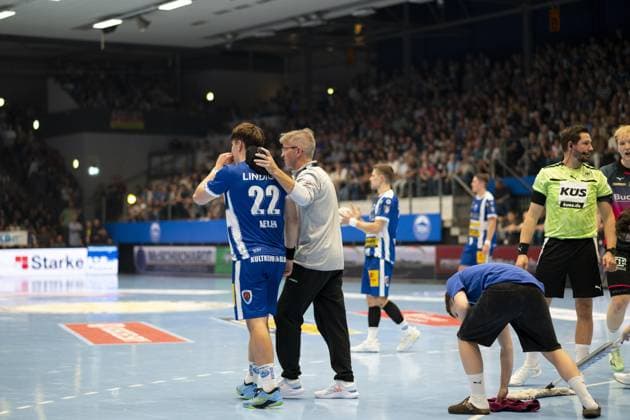 Felix Aellen 22 ThSV Eisenach receives coaching instructions in the Werner Assmann Halle in Eisenach DAIKIN Handball ThSV Eisenach against HSG Wetzlar 20 09 2025 Copyright: xJoshuaxHildebrandtx