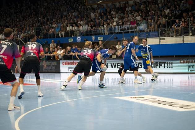 Niklas Theiß 9 HSG Wetzlar fights for the ball against Leon Buerger SV Babelsberg 03, 22 in the Werner Assmann Halle in Eisenach DAIKIN Handball ThSV Eisenach against HSG Wetzlar 20 09 2025 Copyright: xJoshuaxHildebrandtx