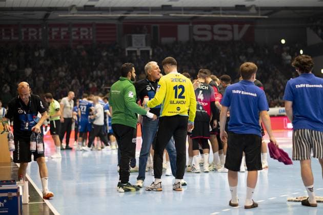 Vladan Jordovic Co Coach HSG Wetzlar in conversation with team members on the pitch in the Werner Assmann Halle in Eisenach DAIKIN Handball ThSV Eisenach vs HSG Wetzlar 20 09 2025 Copyright: xJoshuaxHildebrandtx