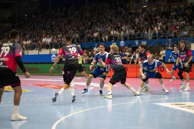 Felix Aellen 22 ThSV Eisenach is defended by several HSG Wetzlar players, while Peter Walz 14 ThSV Eisenach and Oskar Joelsson 3 ThSV Eisenach support DAIKIN Handball ThSV Eisenach vs HSG Wetzlar 20 09 2025 Copyright: xJoshuaxHildebrandtx