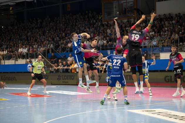 Oskar Joelsson 3 ThSV Eisenach , Max Beneke 9 ThSV Eisenach , Josip Simic 5 HSG Wetzlar and Niklas Theiß 9 HSG Wetzlar fight for the ball in the Werner Assmann Halle in Eisenach DAIKIN Handball ThSV Eisenach vs HSG Wetzlar 20 09 2025 Copyright: xJoshuaxHildebrandtx