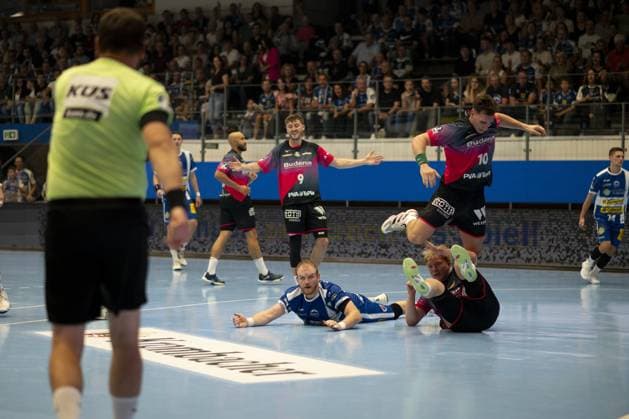 Niklas Theiß 9 HSG Wetzlar and Peter Walz 14 ThSV Eisenach in action during the game in the Werner Assmann Halle in Eisenach DAIKIN Handball ThSV Eisenach against HSG Wetzlar 20 09 2025 Copyright: xJoshuaxHildebrandtx