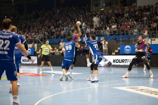 Nikola Grahovac 2 HSG Wetzlar defends against Tillman Leu 99 ThSV Eisenach , Philipp Meyer 27 ThSV Eisenach and Felix Aellen 22 ThSV Eisenach in attack DAIKIN Handball ThSV Eisenach v HSG Wetzlar 20 09 2025 Copyright: xJoshuaxHildebrandtx