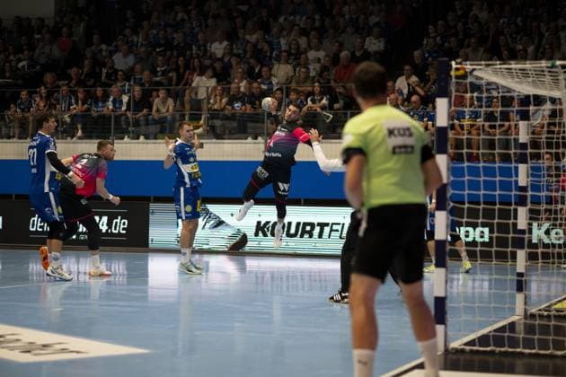 Max Beneke 9 ThSV Eisenach , Philipp Meyer 27 ThSV Eisenach , Filip Vistorop 4 HSG Wetzlar and Nikola Grahovac 2 HSG Wetzlar fight for the ball in front of goal DAIKIN Handball ThSV Eisenach v HSG Wetzlar 20 09 2025 Copyright: xJoshuaxHildebrandtx
