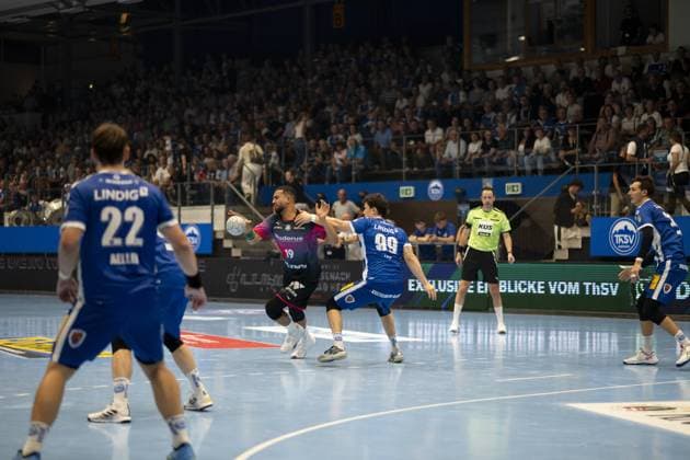 Philipp Ahouansou 19 HSG Wetzlar fights for the ball against Tillman Leu 99, ThSV Eisenach in the Werner Assmann Halle in Eisenach DAIKIN Handball ThSV Eisenach against HSG Wetzlar 20 09 2025 Copyright: xJoshuaxHildebrandtx