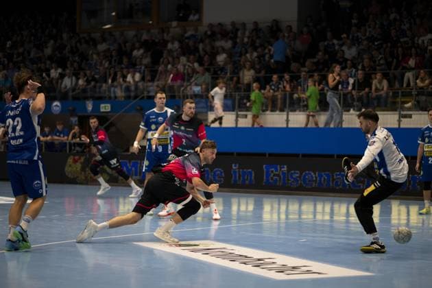 Max Beneke 9 ThSV Eisenach throws on goal, Bart Ravensbergen 1 HSG Wetzlar makes a save in the Werner Assmann Halle in Eisenach DAIKIN Handball ThSV Eisenach v HSG Wetzlar 20 09 2025 Copyright: xJoshuaxHildebrandtx
