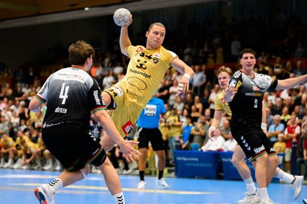 Krefeld HBL 25 26 HSG Krefeld TUSEM Essen v li Felix Goetler Göttler Tusem Essen , Joern Persson Krefeld Krefeld Glockenspitz Sporthalle Germany