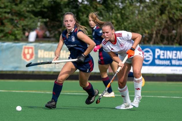 Field Hockey, Bremer HC vs Düsseldorfer HC 0 2, Women 1 Bundesliga, Season 2025 26 21 06 25 , Bremen, Germany, 1 Bundesliga Women Hockey Photo by Axel Kaste Left Annika Schönhoff DHC, right Lena Frerichs, 5 Bremer HC, Midfield Bremen Bremer Hockey Club e V Freie Hansestadt Bremen Germany BHC Damen - DHC 20.09.25 LR-0761