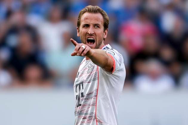 Harry Kane (FC Bayern, 9), gibt Anweisungen, gestikuliert, mit den Armen gestikulieren, Einzelbild, Einzelfoto, Aktion, Action, 20.09.2025, Sinsheim (Deutschland), Fussball, Bundesliga, TSG 1899 Hoffenheim - FC Bayern München, DFB DFL REGULATIONS PROHIBIT ANY USE OF PHOTOGRAPHS AS IMAGE SEQUENCES AND OR QUASI-VIDEO. *** Harry Kane FC Bayern, 9 , gives instructions, gestures, gesticulates with arms, single image, single photo, action, action, 20 09 2025, Sinsheim Germany , Football, Bundesliga, TSG 1899 Hoffenheim FC Bayern München, DFB DFL REGULATIONS PROHIBIT ANY USE OF PHOTOGRAPHS AS IMAGE SEQUENCES AND OR QUASI VIDEO xozx