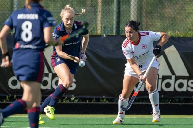 Field Hockey, Bremer HC vs Düsseldorfer HC 0 2, Women 1 Bundesliga, Season 2025 26 21 06 25 , Bremen, Germany, 1 Bundesliga Women Hockey Photo by Axel Kaste 2vl Sara Strauss, right Paula Lorenzini, 17 Bremer HC, Defense Bremen Bremer Hockey Club e V Freie Hansestadt Bremen Germany BHC Damen - DHC 20.09.25 LR-0283