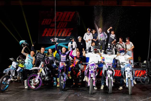 20.09.2025, GER, Motorsport FMX Freestyle Motocross, Maenner, Saison 2025, Freestyle Extreme Show Go Big Or Go Home presented by Luc Ackermann Bereits zum dritten mal fand in der Erfurter Messehalle die Show Go Big Or Go Home presented by Luc Ackermann statt. Gemeinsam mit Davide Rossi, Libor Podmol, Hannes Ackermann, Metej Cesak, Mikolaj Tempka, Alejandro Bonafe, Lennox Zimmermann, Dan Miler, Vinnie Janssens, Jimi Brandt, Filip Vokurka, Artur Pankow, Piet Kindt, Maty Pekarek und JonasDirt wurden sie Weltbestens Tricks gezeigt. 99094 Erfurt Messe Messehalle Kongresshal Thüringen Deutschland *** 20 09 2025, GER, Motorsport FMX Freestyle Motocross, Men, Season 2025, Freestyle Extreme Show Go Big Or Go Home presented by Luc Ackermann For the third time, the show Go Big Or Go Home presented by Luc Ackermann took place in the Erfurt exhibition hall together with Davide Rossi, Libor Podmol, Hannes Ackermann, Metej Cesak, Mikolaj Tempka, Alejandro Bonafe, Lennox Zimmermann, Dan Miler, Vinnie Janssens, Jimi Brandt, Filip Vokurka, Artur Pankow, Piet Kindt, Maty Pekarek and JonasDirt they showed the worlds best tricks 99094 Erfurt Messe Messehalle Kongresshal Thüringen Germany