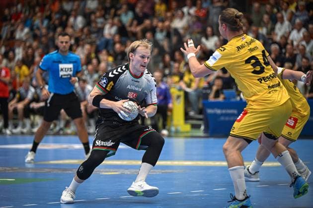 Germany, Handball, 2 Bundesliga, 4 Matchday, 2025 2026, HSG Krefeld Niederrhein vs TuSEM Essen, 20 09 2025, Glockenspitzhalle, Krefeld, Germany, duel between Oskar Kostuj TuSEM Essen, 55 and Jörn Persson HSG Krefeld Niederrhein, 34 Copyright: xMarkusxVerwimpx