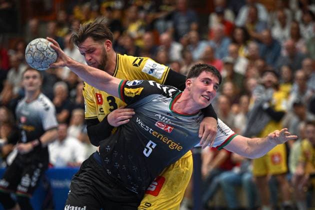 Germany, Handball, 2 Bundesliga, Matchday 4, 2025 2026, HSG Krefeld Niederrhein vs TuSEM Essen, 20 09 2025, Glockenspitzhalle, Krefeld, Germany, Goal finish by Valentin Willner TuSEM Essen, 5 vs Robert Krass HSG Krefeld Niederrhein, 3 Copyright: xMarkusxVerwimpx