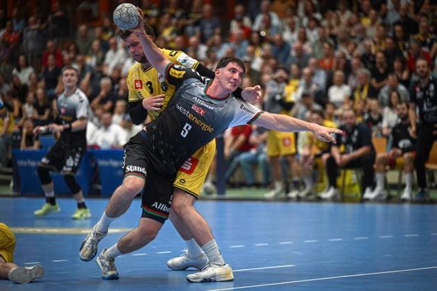 Germany, Handball, 2 Bundesliga, Matchday 4, 2025 2026, HSG Krefeld Niederrhein vs TuSEM Essen, 20 09 2025, Glockenspitzhalle, Krefeld, Germany, Goal finish by Valentin Willner TuSEM Essen, 5 vs Robert Krass HSG Krefeld Niederrhein, 3 Copyright: xMarkusxVerwimpx