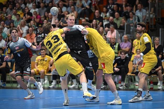 Germany, Handball, 2 Bundesliga, 4 Matchday, 2025 2026, HSG Krefeld Niederrhein vs TuSEM Essen, 20 09 2025, Glockenspitzhalle, Krefeld, Germany, Oskar Kostuj TuSEM Essen, 55 Lars Jagieniak HSG Krefeld Niederrhein, 33 and Robert Krass HSG Krefeld Niederrhein, 3 Copyright: xMarkusxVerwimpx
