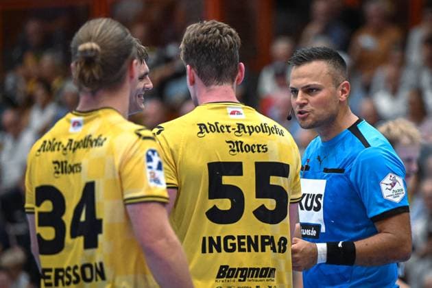Deutschland, Handball, 2. Bundesliga, 4. Spieltag, 2025 2026, HSG Krefeld Niederrhein vs TuSEM Essen, 20.09.2025, Glockenspitzhalle, Krefeld, Deutschland, Ermahnung von Nicolas Jaros (Schiedsrichter, Referee) an Jörn Persson (HSG Krefeld Niederrhein, 34) und Niklas Ingenpaß (HSG Krefeld Niederrhein, 55) Copyright: xMarkusxVerwimpx