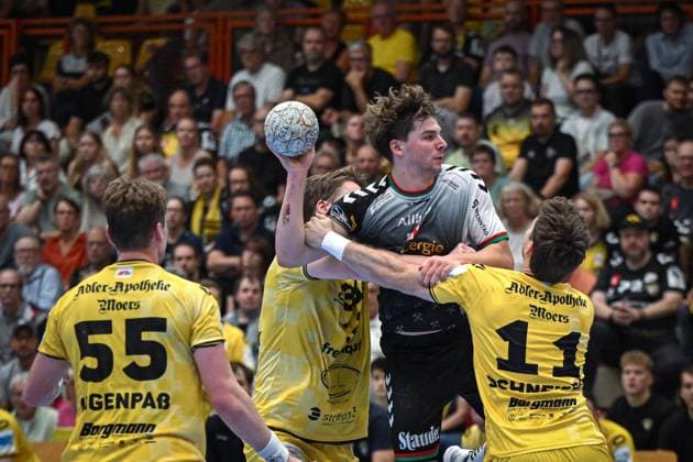 Germany, Handball, 2 Bundesliga, 4 Matchday, 2025 2026, HSG Krefeld Niederrhein vs TuSEM Essen, 20 09 2025, Glockenspitzhalle, Krefeld, Germany, Felix Göttler TuSEM Essen, 4 vs Niklas Ingenpaß HSG Krefeld Niederrhein, 55 , Lucas Schneider HSG Krefeld Niederrhein, 11 and Lars Jagieniak HSG Krefeld Niederrhein, 33 Copyright: xMarkusxVerwimpx