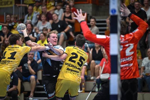 Germany, Handball, 2 Bundesliga, 4 Matchday, 2025 2026, HSG Krefeld Niederrhein vs TuSEM Essen, 20 09 2025, Glockenspitzhalle, Krefeld, Germany, Oskar Kostuj TuSEM Essen, 55 vs Lucas Schneider HSG Krefeld Niederrhein, 11 and Niklas Michalski HSG Krefeld Niederrhein, 25 Copyright: xMarkusxVerwimpx