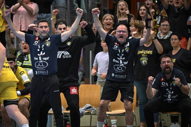 Germany, Handball, 2 Bundesliga, Matchday 4, 2025 2026, HSG Krefeld Niederrhein vs TuSEM Essen, 20 09 2025, Glockenspitzhalle, Krefeld, Germany, Cheers on the Krefeld bench Copyright: xMarkusxVerwimpx