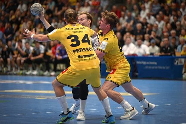 Germany, Handball, 2 Bundesliga, 4 Matchday, 2025 2026, HSG Krefeld Niederrhein vs TuSEM Essen, 20 09 2025, Glockenspitzhalle, Krefeld, Germany, Oskar Kostuj TuSEM Essen, 55 vs Jörn Persson HSG Krefeld Niederrhein, 34 and Niklas Ingenpaß HSG Krefeld Niederrhein, 55 Copyright: xMarkusxVerwimpx