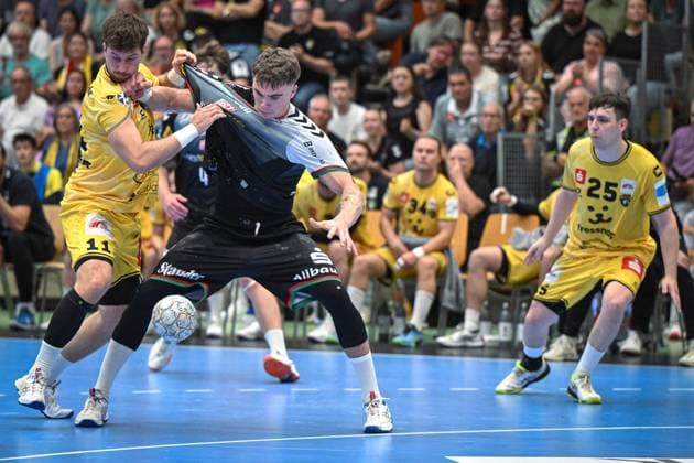 Germany, Handball, 2 Bundesliga, 4 Matchday, 2025 2026, HSG Krefeld Niederrhein vs TuSEM Essen, 20 09 2025, Glockenspitzhalle, Krefeld, Germany, Finn Wolfram TuSEM Essen, 10 vs Lucas Schneider HSG Krefeld Niederrhein, 11 Copyright: xMarkusxVerwimpx