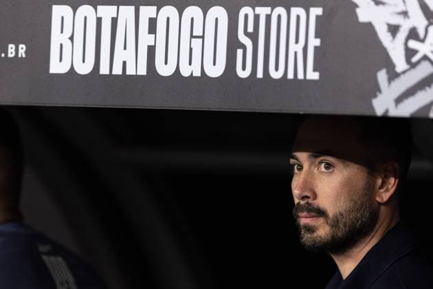 Soccer - Brasileirao 2025 - Botafogo v Atletico Mineiro RIO DE JANEIRO, BRAZIL - SEPTEMBER 20: DAVIDE ANCELOTTI, Head Coach of Botafogo, looks on prior to the match between Botafogo and Atletico Mineiro as part of Brasileirao 2025 at Estadio Olimpico Nilton Santos on September 20, 2025 in Rio de Janeiro, Brazil. Rio de Janeiro Estadio Olimpico Nilton Santos Brazil Copyright: xRuanoxCarneiroxRuanoxCarneirox