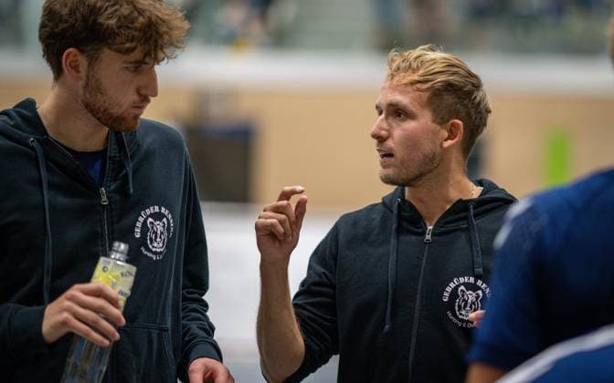 Volleyball, Season 2025 2026, 2 Bundesliga Nord, 20 09 2025, 02 Matchday, Men, TuB Bocholt blue vs TSV Giesen Grizzlys 2 white Max Ole Luebbert Coach TuB Bocholt , Bocholt Sporthalle West Nordrhein Westfalen Germany 250920_vb_tub-bocholt_tsv-giesen-2_44699