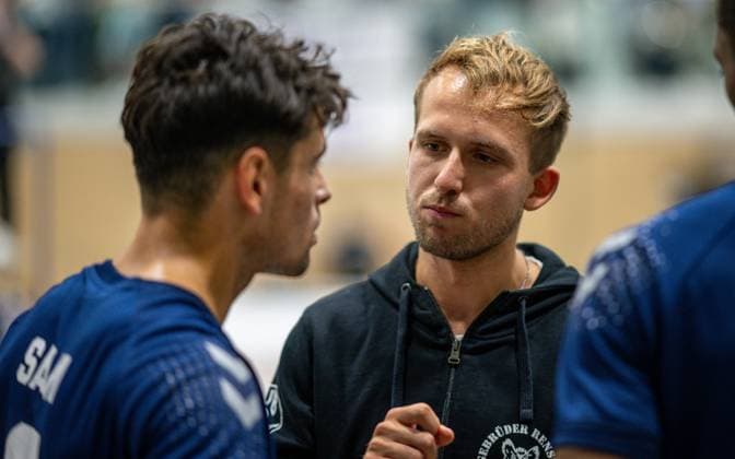 Volleyball, Season 2025 2026, 2 Bundesliga Nord, 20 09 2025, 02 Matchday, Men, TuB Bocholt blue vs TSV Giesen Grizzlys 2 white Max Ole Luebbert Coach TuB Bocholt , Bocholt Sporthalle West Nordrhein Westfalen Germany 250920_vb_tub-bocholt_tsv-giesen-2_44705