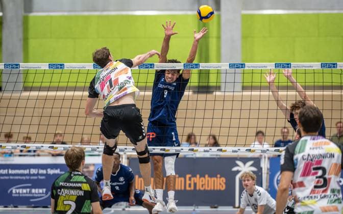 Volleyball, Season 2025 2026, 2 Bundesliga Nord, 20 09 2025, 02 Matchday, Men, TuB Bocholt blue vs TSV Giesen Grizzlys 2 white v l Phil Hotho TSV Giesen Grizzlys II , Lukas Salimi TuB Bocholt , Bocholt Sporthalle West Nordrhein Westfalen Germany 250920_vb_tub-bocholt_tsv-giesen-2_44731
