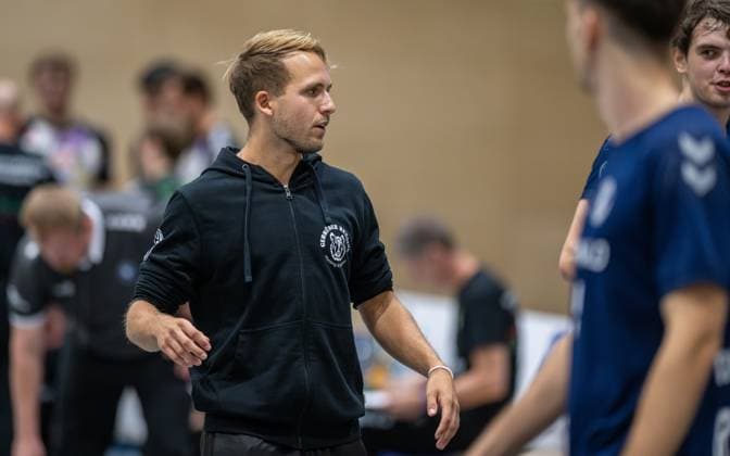 Volleyball, Season 2025 2026, 2 Bundesliga Nord, 20 09 2025, 02 Matchday, Men, TuB Bocholt blue vs TSV Giesen Grizzlys 2 white Max Ole Luebbert Coach TuB Bocholt , Bocholt Sporthalle West Nordrhein Westfalen Germany 250920_vb_tub-bocholt_tsv-giesen-2_44744