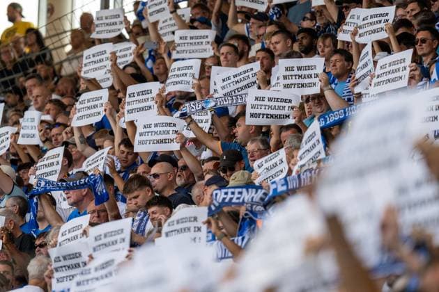 TSG 1899 Hoffenheimf Fans Posters Nie Wieder Wittmann in Hoffenheim GER, TSG 1899 Hoffenheim vs FC Bayern Muenchen, Football, Men, 1 Bundesliga, 4 Matchday, Season 2025 2026, 20 09 2025, DFL DFB REGULATES PROHIBIT ANY USE OF PHOTOGRAPHS AS IMAGE SEQUENCES AND OR QUASI VIDEO, GER, TSG 1899 Hoffenheim vs FC Bayern Muenchen, Football, Men, 1 Bundesliga, Matchday 4, Season 2025 2026, 20 09 2025 Sinsheim Copyright: xEibner-Pressefoto WolfgangxFrankx EP_WFK