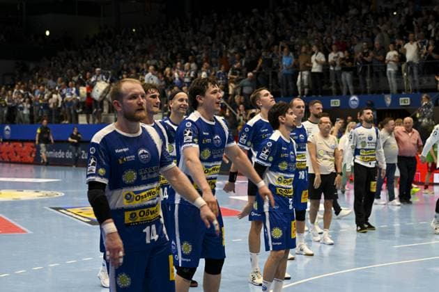 ThSV Eisenach players, including Peter Walz 14 ThSV Eisenach , Oskar Joelsson 3 ThSV Eisenach and Timothy Reichmuth 5 ThSV Eisenach , thank the fans at the Werner Assmann Halle in Eisenach DAIKIN Handball ThSV Eisenach vs HSG Wetzlar 20 09 2025 Copyright: xJoshuaxHildebrandtx
