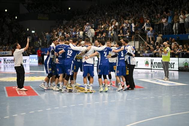 Vukasin Antonijevic 41 ThSV Eisenach , Tillman Leu 99 ThSV Eisenach and Philipp Meyer 27 ThSV Eisenach cheer together after the end of the game DAIKIN Handball ThSV Eisenach vs HSG Wetzlar 20 09 2025 Copyright: xJoshuaxHildebrandtx