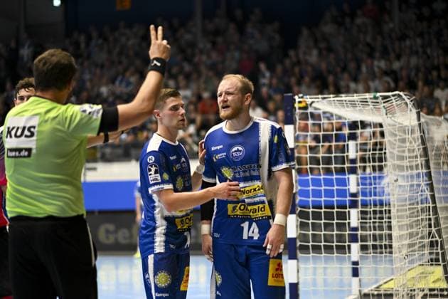 Peter Walz 14 ThSV Eisenach in conversation with the referee, while Vincent Buchner 74 ThSV Eisenach stands attentively by DAIKIN Handball ThSV Eisenach v HSG Wetzlar 20 09 2025 Copyright: xJoshuaxHildebrandtx