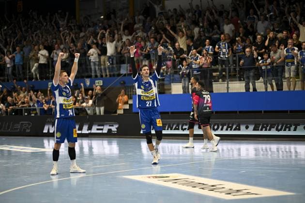 Philipp Meyer 27 ThSV Eisenach and Vincent Buchner 74 ThSV Eisenach celebrate in front of the cheering fans in the Werner Assmann Halle in Eisenach DAIKIN Handball ThSV Eisenach against HSG Wetzlar 20 09 2025 Copyright: xJoshuaxHildebrandtx