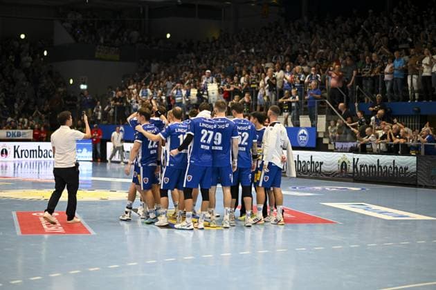 279 ThSV Eisenach, Placeholder 52 ThSV Eisenach , Timothy Reichmuth 5 ThSV Eisenach , Oskar Joelsson 3 ThSV Eisenach and Gian Attenhofer 11 ThSV Eisenach gather in a circle on the pitch DAIKIN Handball ThSV Eisenach v HSG Wetzlar 20 09 2025 Copyright: xJoshuaxHildebrandtx