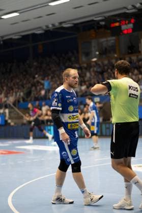 Peter Walz 14 ThSV Eisenach in dialog with the referee in the Werner Assmann Halle in Eisenach DAIKIN Handball ThSV Eisenach against HSG Wetzlar 20 09 2025 Copyright: xJoshuaxHildebrandtx