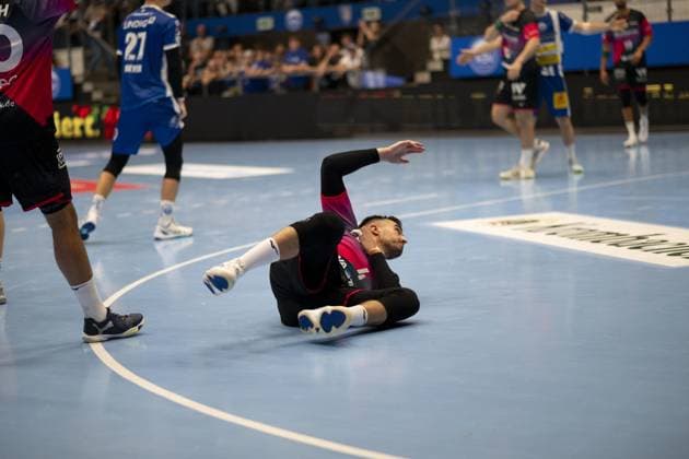 Filip Vistorop 4 HSG Wetzlar and other players in action, one player lies on the ground after a duel DAIKIN Handball ThSV Eisenach v HSG Wetzlar 20 09 2025 Copyright: xJoshuaxHildebrandtx