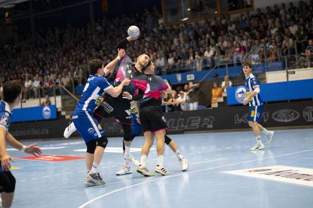 Stephan Seitz 44 ThSV Eisenach and Filip Vistorop 4 HSG Wetzlar fight for the ball in Eisenach DAIKIN Handball ThSV Eisenach v HSG Wetzlar 20 09 2025 Copyright: xJoshuaxHildebrandtx