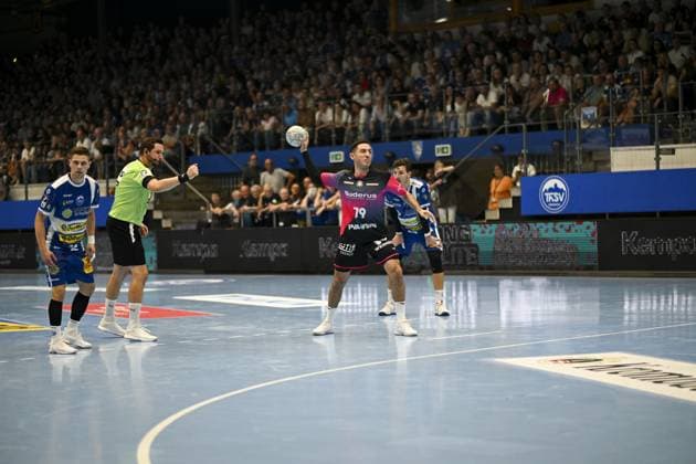 Ahmed Nafea 79 HSG Wetzlar prepares the throw while Philipp Meyer 27 ThSV Eisenach defends and Vincent Buchner 74 ThSV Eisenach stands ready DAIKIN Handball ThSV Eisenach vs HSG Wetzlar 20 09 2025 Copyright: xJoshuaxHildebrandtx