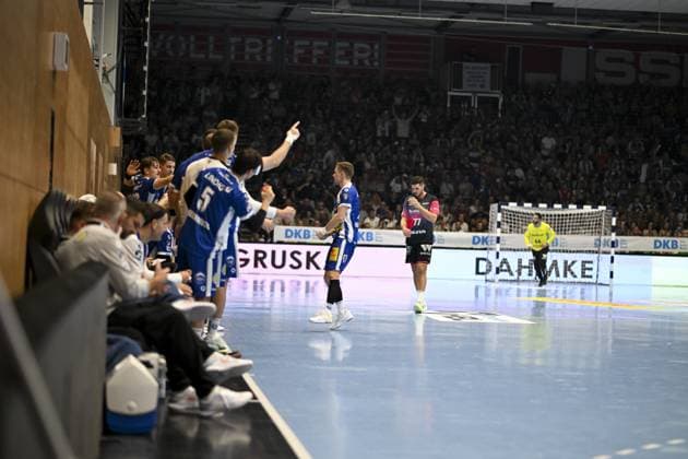 Oskar Joelsson 3 ThSV Eisenach and Felix Aellen 22 ThSV Eisenach on the touchline, Stefan Cavor 77 HSG Wetzlar in the circle in front of goal DAIKIN Handball ThSV Eisenach v HSG Wetzlar 20 09 2025 Copyright: xJoshuaxHildebrandtx
