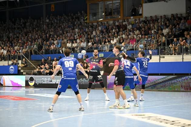 Philipp Ahouansou 19 HSG Wetzlar holds the ball in front of Moritz Ende 21 ThSV Eisenach , Peter Walz 14 ThSV Eisenach and Oskar Joelsson 3 ThSV Eisenach in the Werner Assmann Halle in Eisenach DAIKIN Handball ThSV Eisenach against HSG Wetzlar 20 09 2025 Copyright: xJoshuaxHildebrandtx