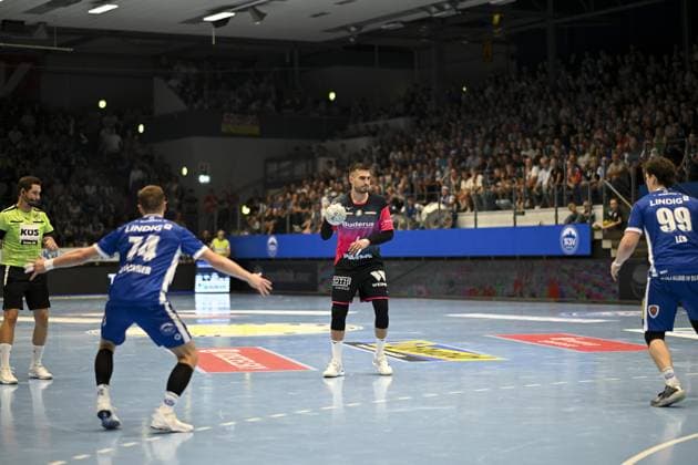 Hendrik Pantel 16 HSG Wetzlar stands in goal and holds the ball ready while the home teams defenders position themselves DAIKIN Handball ThSV Eisenach v HSG Wetzlar 20 09 2025 Copyright: xJoshuaxHildebrandtx