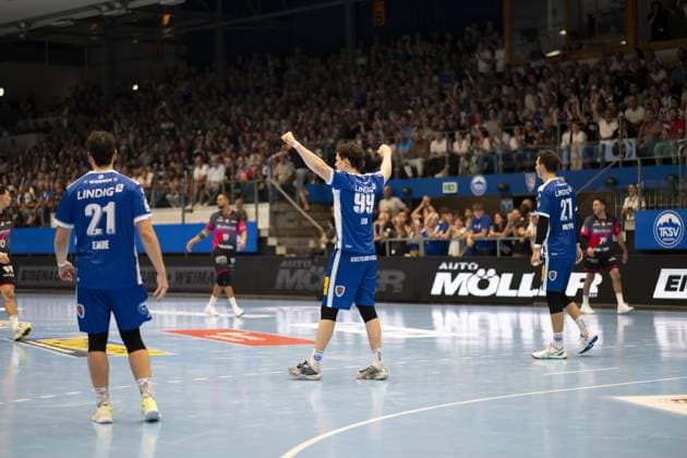 Moritz Ende 21 ThSV Eisenach , Tillman Leu 99 ThSV Eisenach and Philipp Meyer 27 ThSV Eisenach position themselves on the pitch DAIKIN Handball ThSV Eisenach v HSG Wetzlar 20 09 2025 Copyright: xJoshuaxHildebrandtx