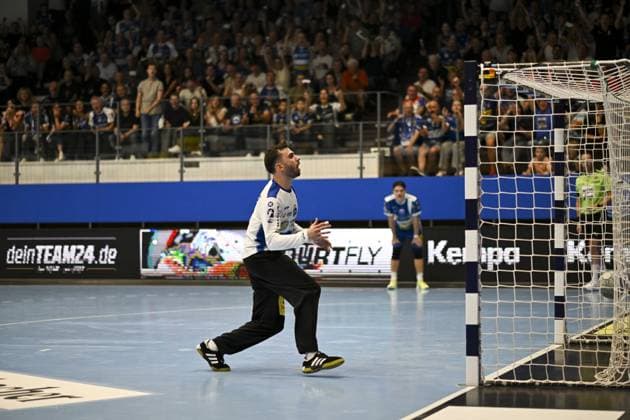 Matija Spikic 1 ThSV Eisenach shows a concentrated goalkeeping action in the game ThSV Eisenach against HSG Wetzlar in the Werner Assmann Halle in Eisenach DAIKIN Handball ThSV Eisenach against HSG Wetzlar 20 09 2025 Copyright: xJoshuaxHildebrandtx