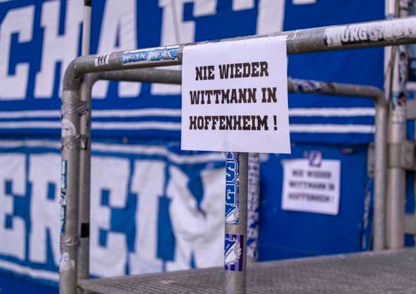 20 09 2025, Soccer Bundesliga 2025 2026, Matchday 4, TSG 1899 Hoffenheim FC Bayern Munich, in the PreZero Arena Sinsheim Posters against player consultant Roger Wittmann hang in the Hoffenheim fans curve