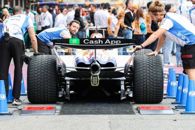 F1 - AZERBAIJAN GRAND PRIX 2025 Visa Cash App RB F1 Team, FIA scrutineering, verifications techniques, weight check during the 2025 Formula 1 Qatar Airways Azerbaijan Grand Prix, 17th round of the 2025 FIA Formula One World Championship, WM, Weltmeisterschaft from September 19 to 21, 2025 on the Baku City Circuit, in Baku, Azerbaijan - BakuAzerbaijan  Copyright: xANTONINxVINCENTx