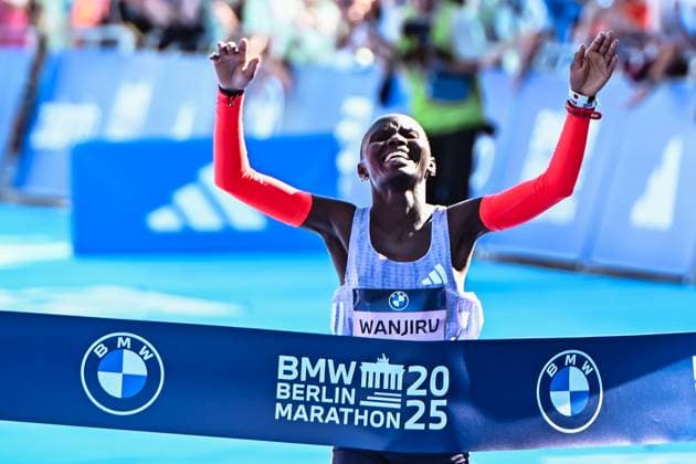 21.09.2025, xlakx, Leichtathletik Marathon 2025, in Berlin v.l. Zieleinlauf Gewinnerin der Frauen Berliner Marathon Rosemary Wanjiru Berlin *** 21 09 2025, xlakx, Athletics Marathon 2025, in Berlin v l Finish line Winner of the Womens Berlin Marathon Rosemary Wanjiru Berlin Daniel Lakomski