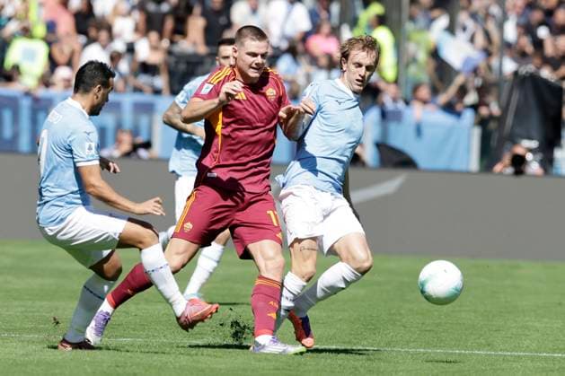 Serie A football match SS Lazio vs AS Roma Roma™s forward Evan Ferguson challenges for the ball with Lazio s Italian midfielder Nicolo Rovella during the Serie A football match SS Lazio vs AS Roma at Olimpico Stadium on September 21, 2025, in Rome. _BPH1951 Copyright: xAntonioxBalascox